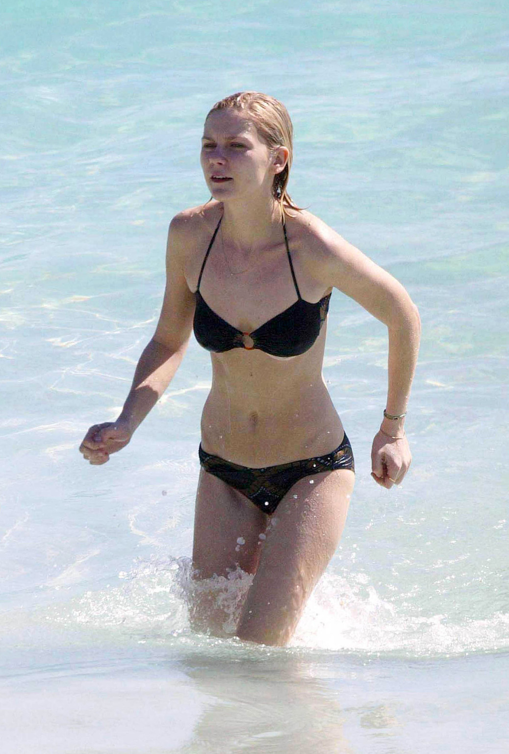 Kirsten Dunst entblößt ihren sexy Körper und heißen Arsch im Bikini am Strand
 #75330099