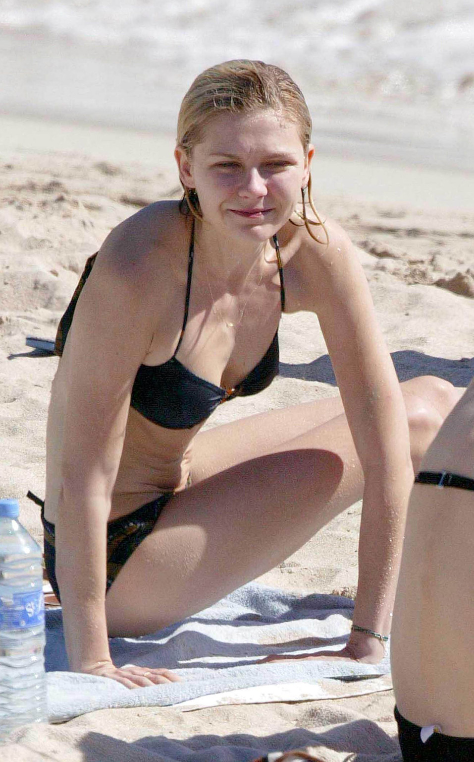 Kirsten Dunst entblößt ihren sexy Körper und heißen Arsch im Bikini am Strand
 #75330108