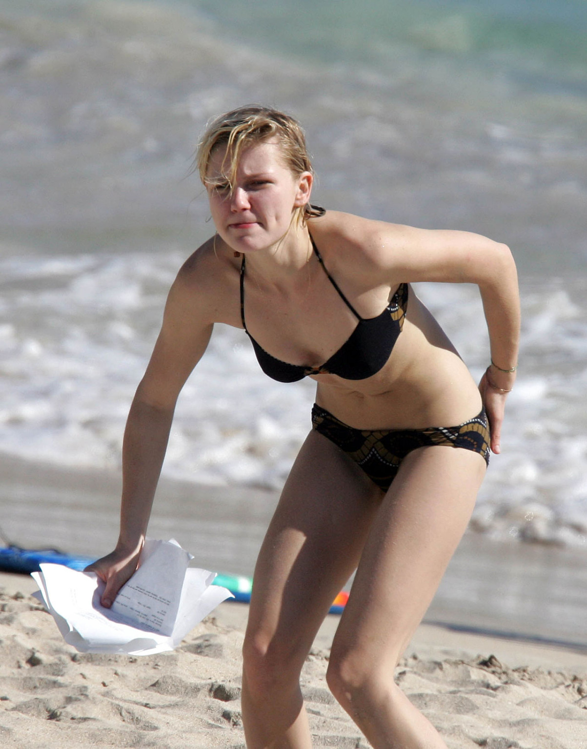 Kirsten Dunst entblößt ihren sexy Körper und heißen Arsch im Bikini am Strand
 #75330137