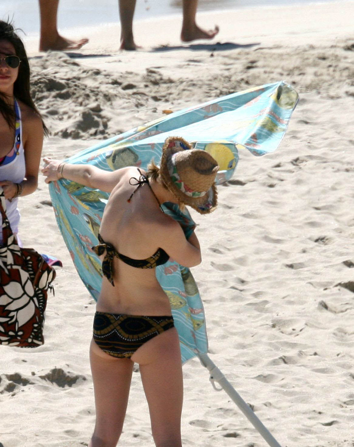 Kirsten Dunst entblößt ihren sexy Körper und heißen Arsch im Bikini am Strand
 #75330145