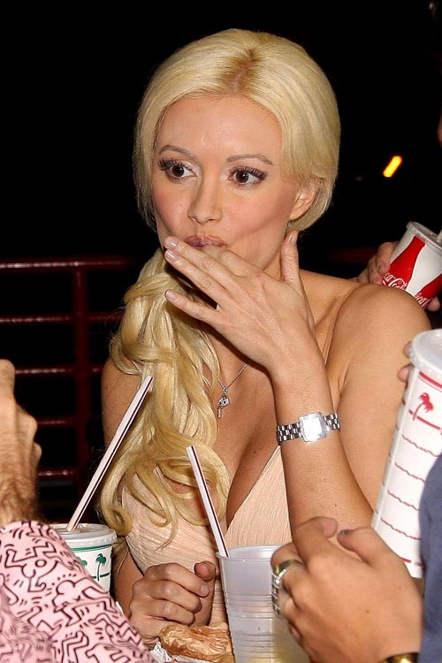 Holly madison sexy gros cul et topless mouillé
 #75377350