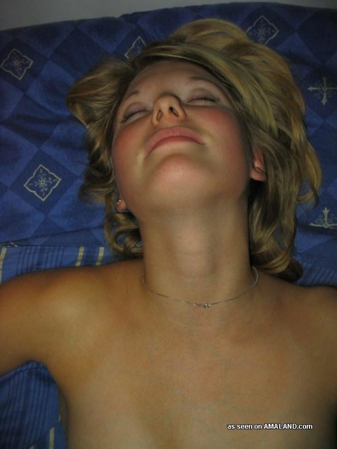 Sélection d'une blonde coquine posant nue pour son copain
 #67550975