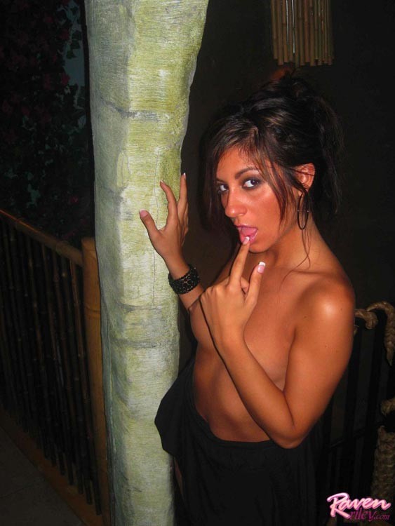 Raven Riley, seins volumineux et chatte douce rasée.
 #74577652