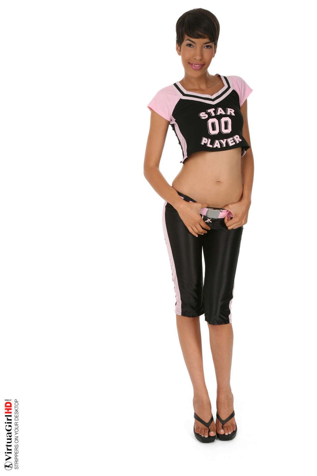 Jasmine Arabia schält sich aus ihrer Basketball-Uniform
 #71187246