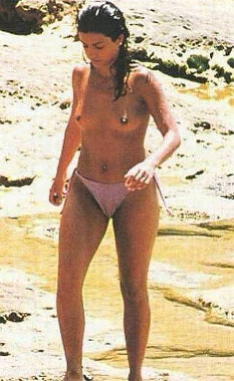 Petite actrice espagnole Penelope Cruz nue sur la plage
 #75350492