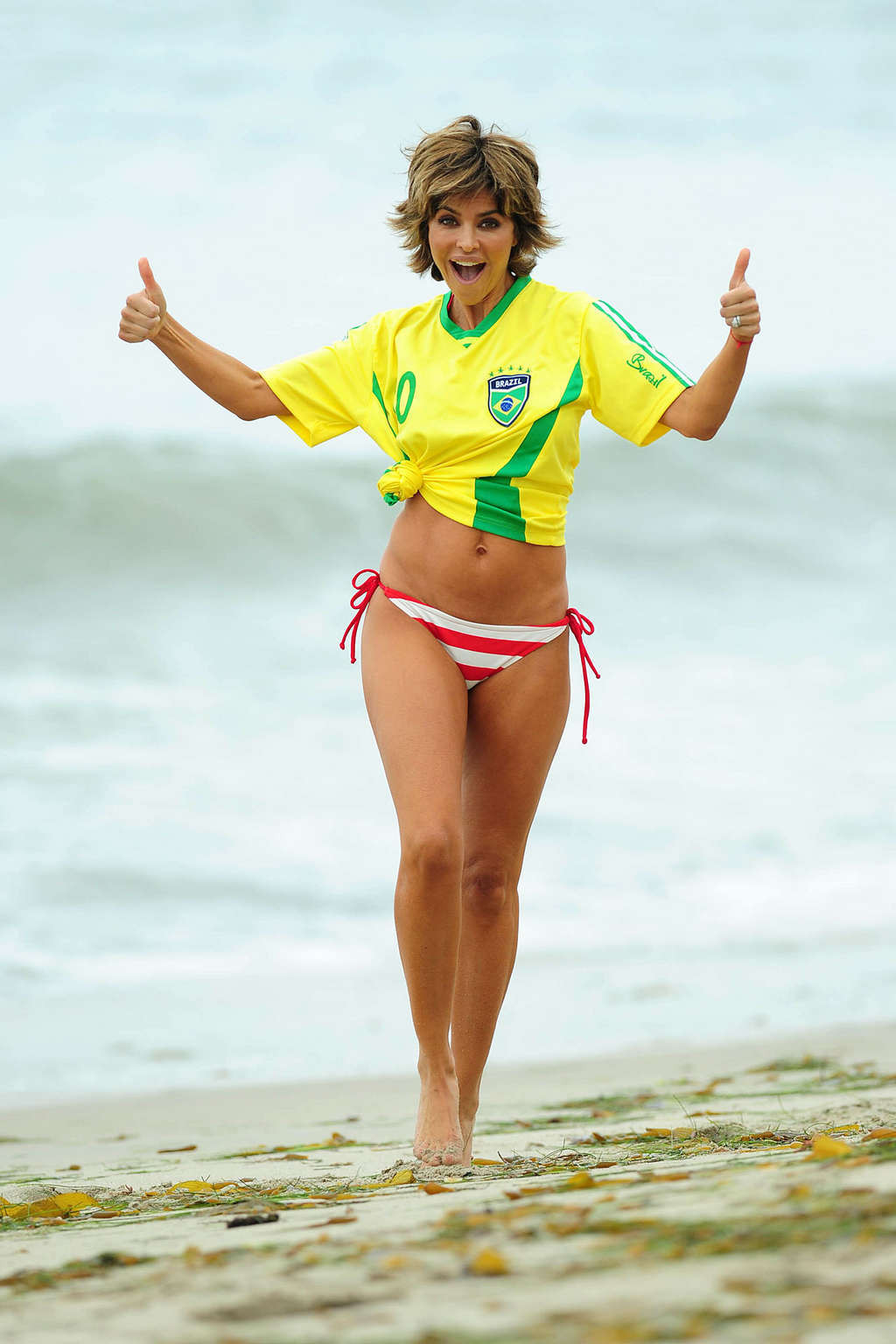 Lisa rinna exponiendo su cuerpo sexy y su culo caliente en bikini en la playa
 #75342917