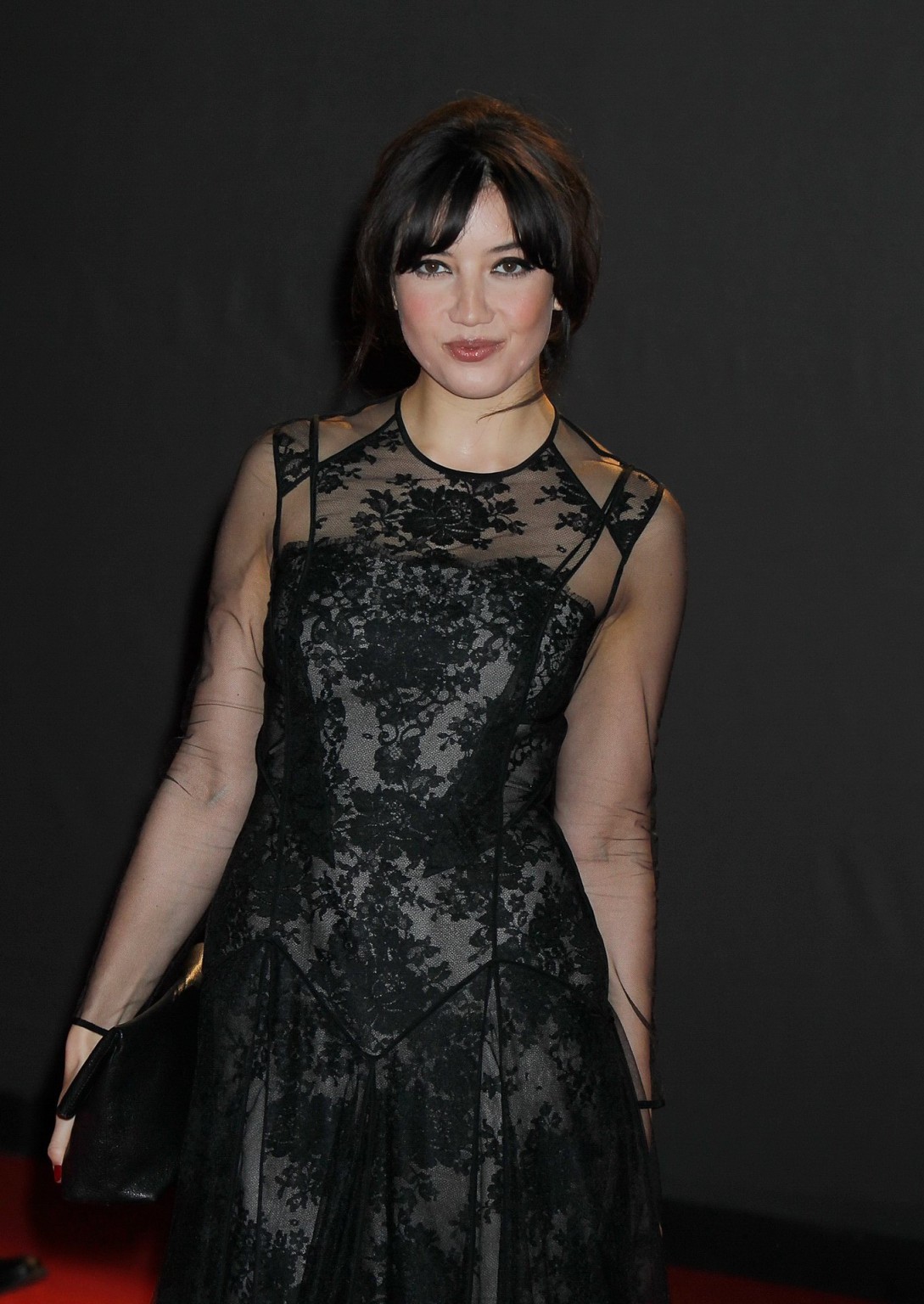 Daisy Lowe porte une robe noire partiellement transparente au British Fashion Awar.
 #75211412