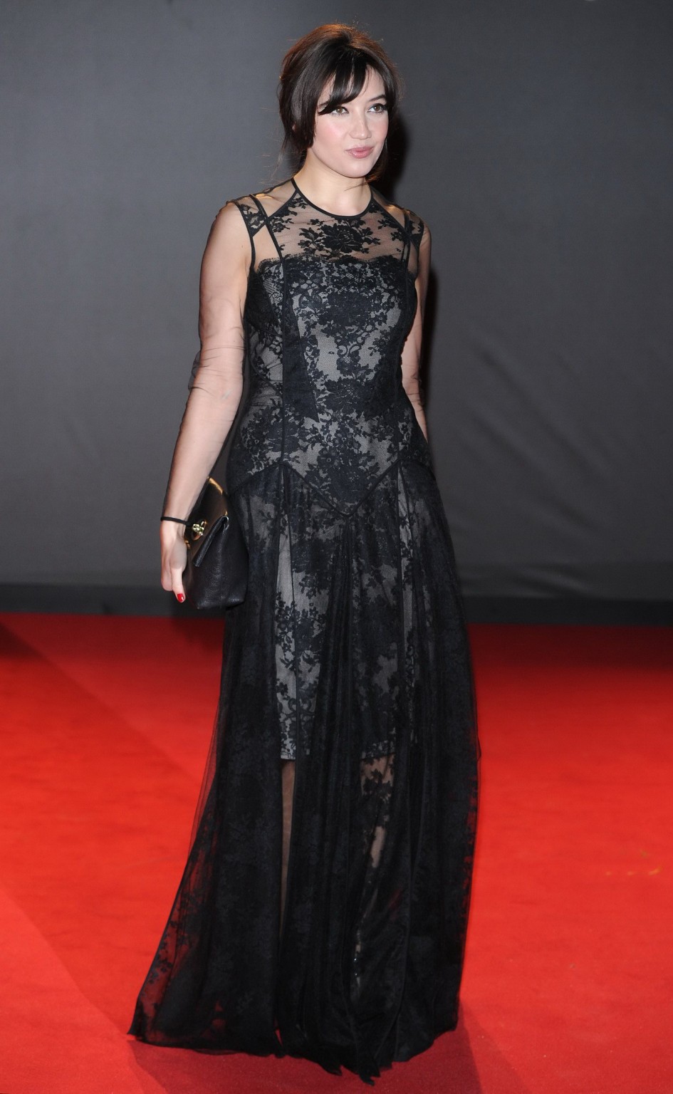 Daisy Lowe porte une robe noire partiellement transparente au British Fashion Awar.
 #75211443