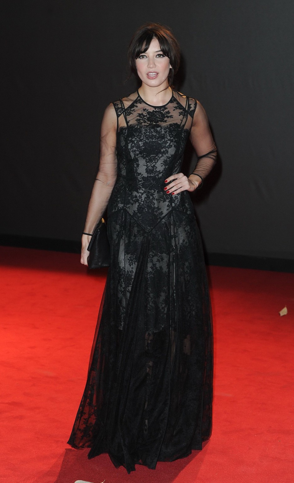 Daisy Lowe porte une robe noire partiellement transparente au British Fashion Awar.
 #75211453