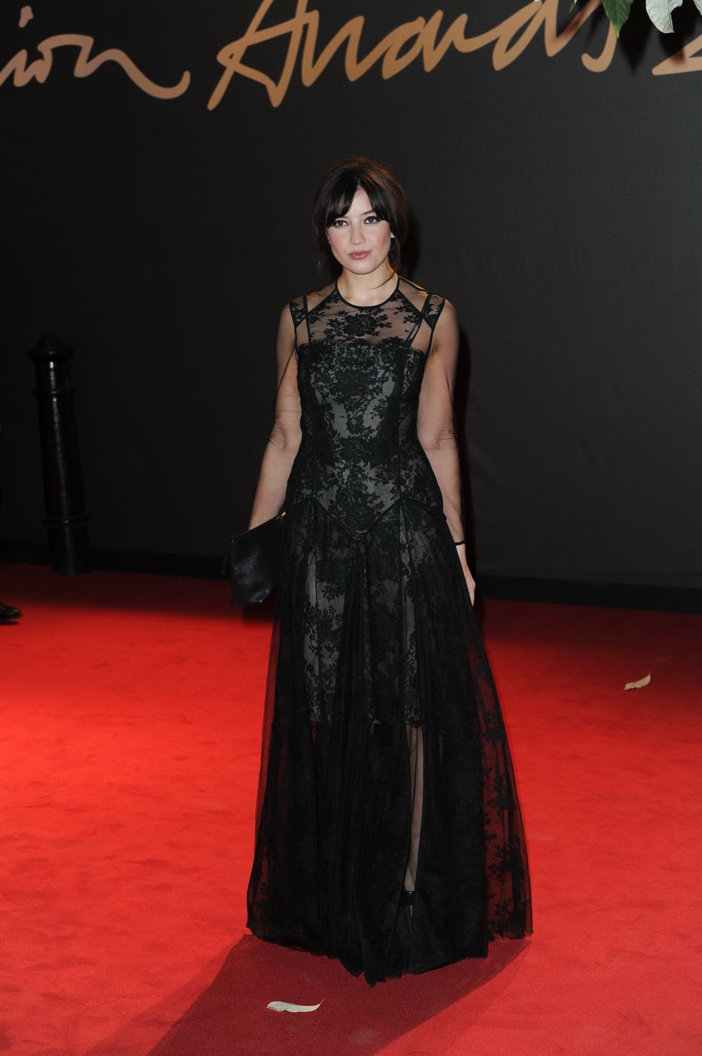 Daisy Lowe porte une robe noire partiellement transparente au British Fashion Awar.
 #75211462