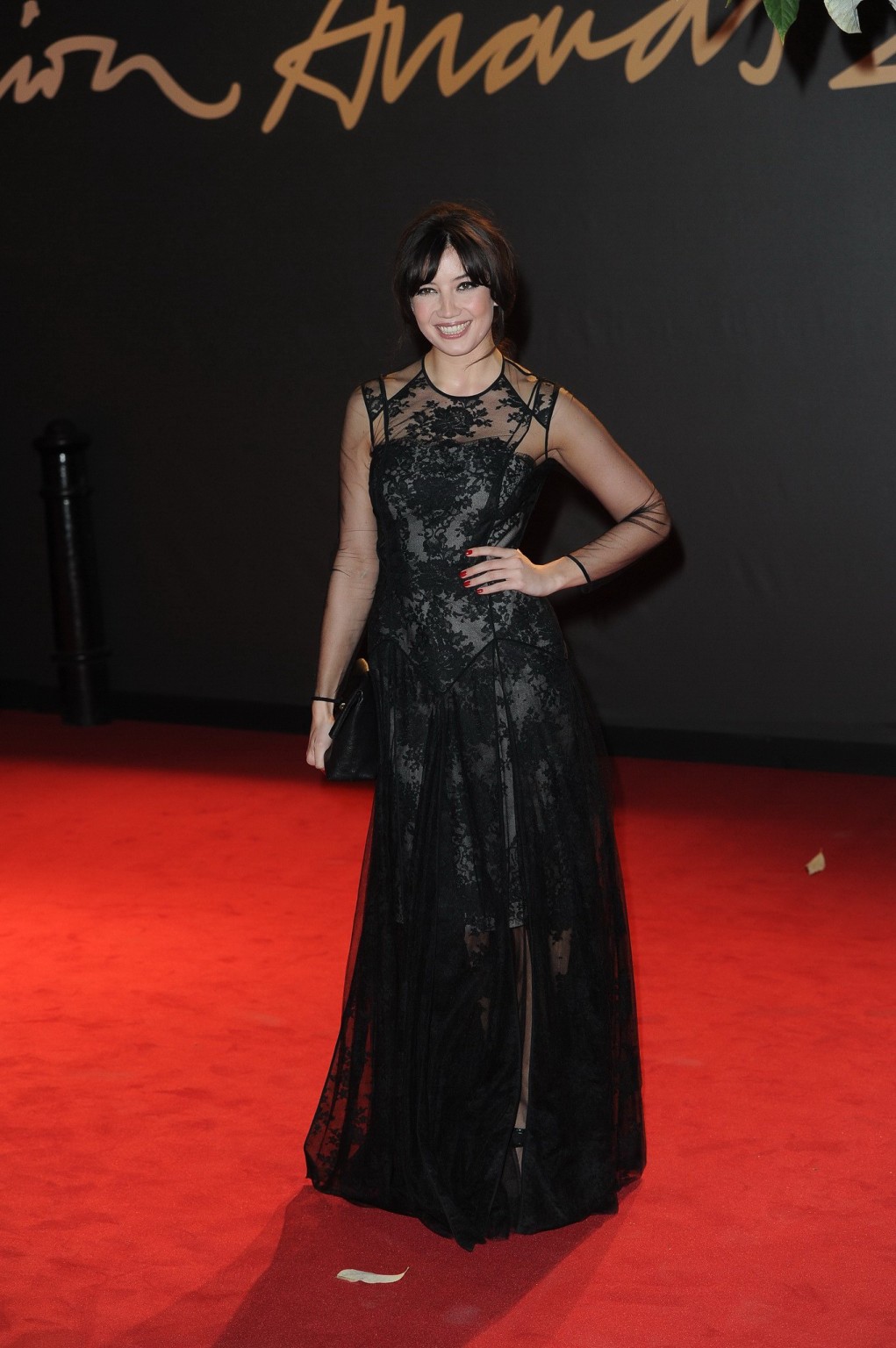 Daisy Lowe porte une robe noire partiellement transparente au British Fashion Awar.
 #75211465