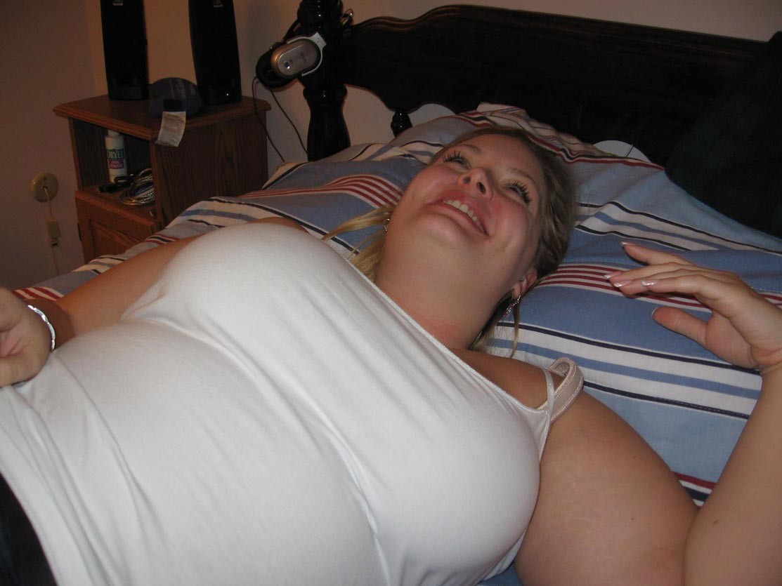 Chubby Amateur Hausfrau posiert nackt auf ihrem Bett
 #75548764