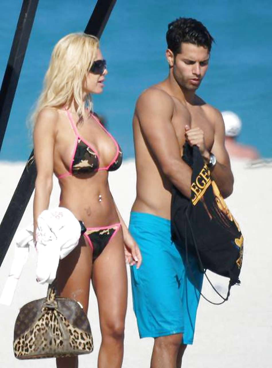 Shauna Sand en bikini léopard posant sur la plage et montrant ses fesses.
 #75295731