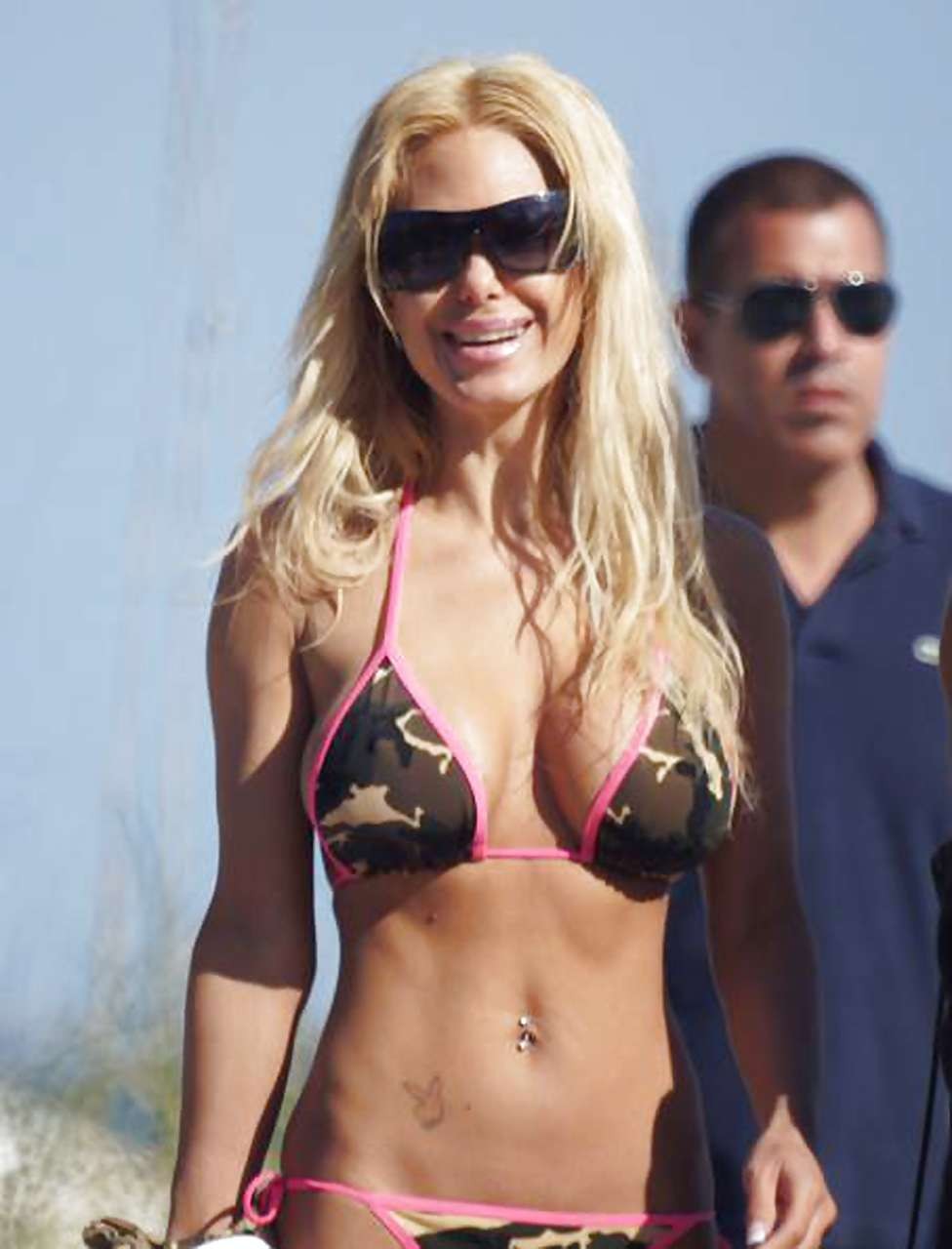 Shauna Sand en bikini léopard posant sur la plage et montrant ses fesses.
 #75295742