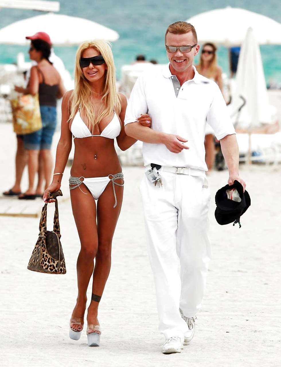 Shauna Sand en bikini léopard posant sur la plage et montrant ses fesses.
 #75295771
