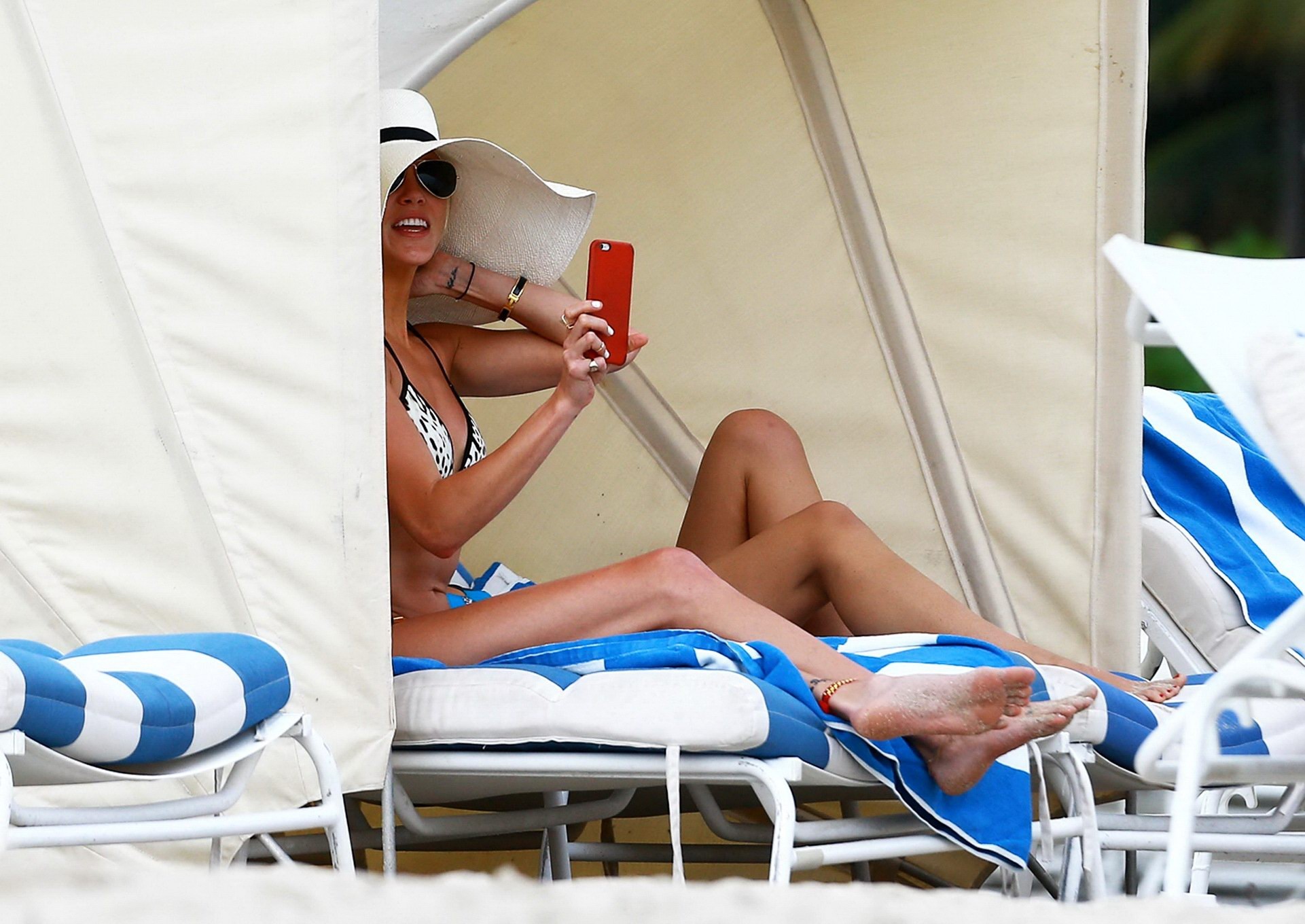 Katie cassidy con un bikini blanco con estampado de jaguar en una playa de miami
 #75166345