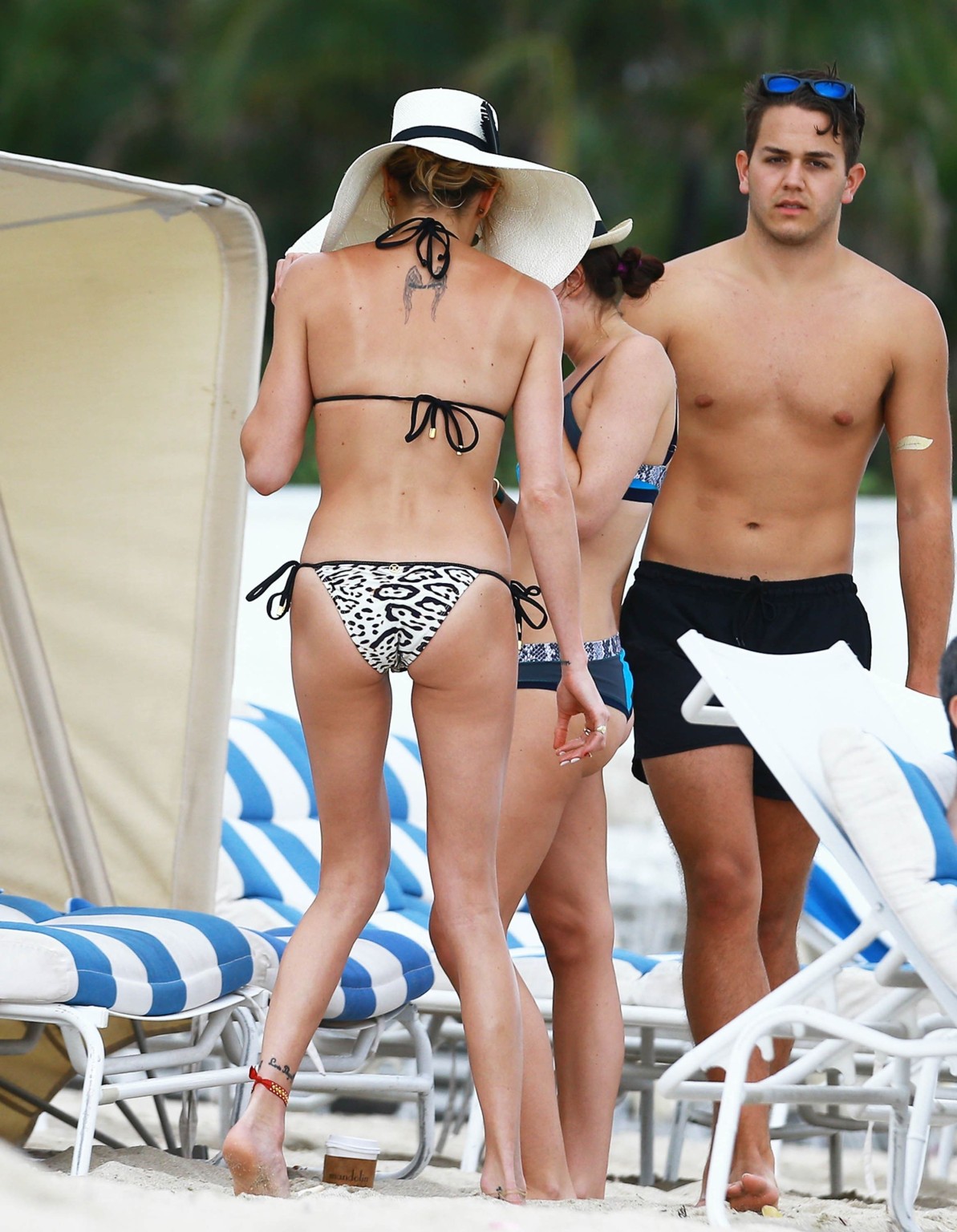 マイアミのビーチで白いジャガー柄のビキニを着ているケイティ・キャシディ
 #75166375