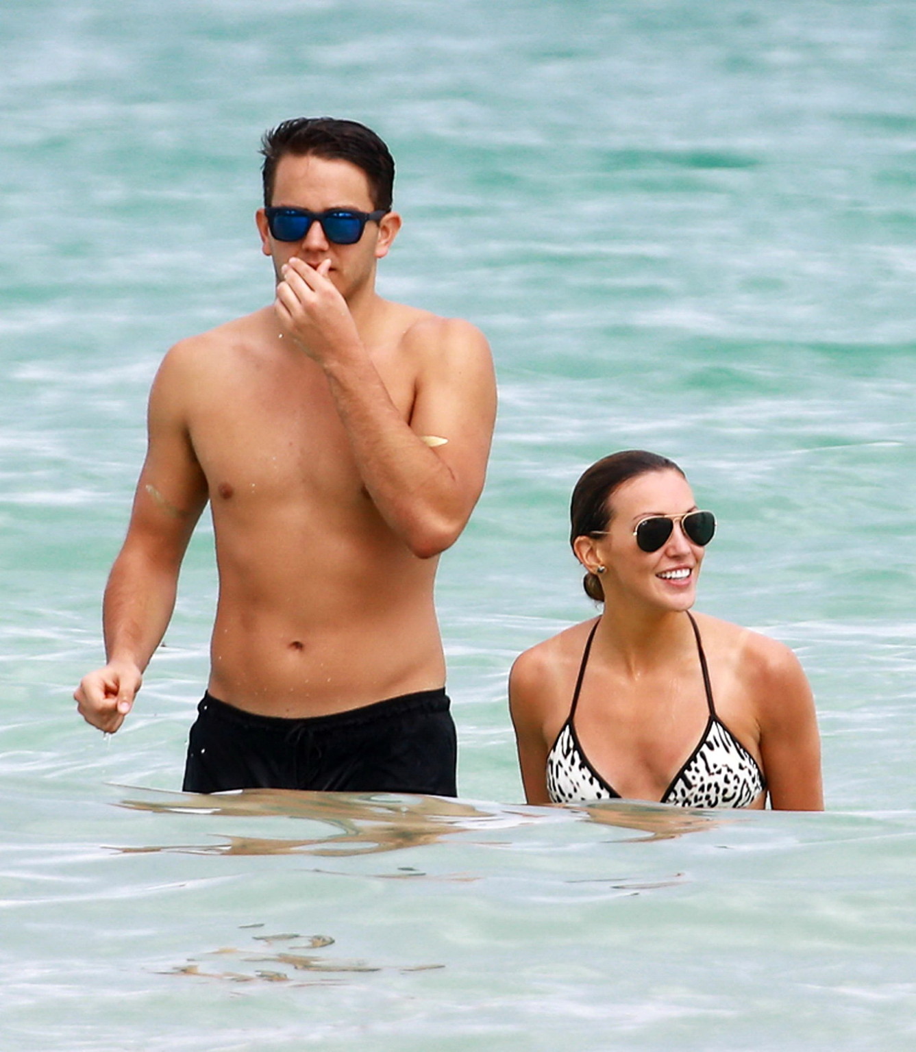 Katie cassidy con un bikini blanco con estampado de jaguar en una playa de miami
 #75166407