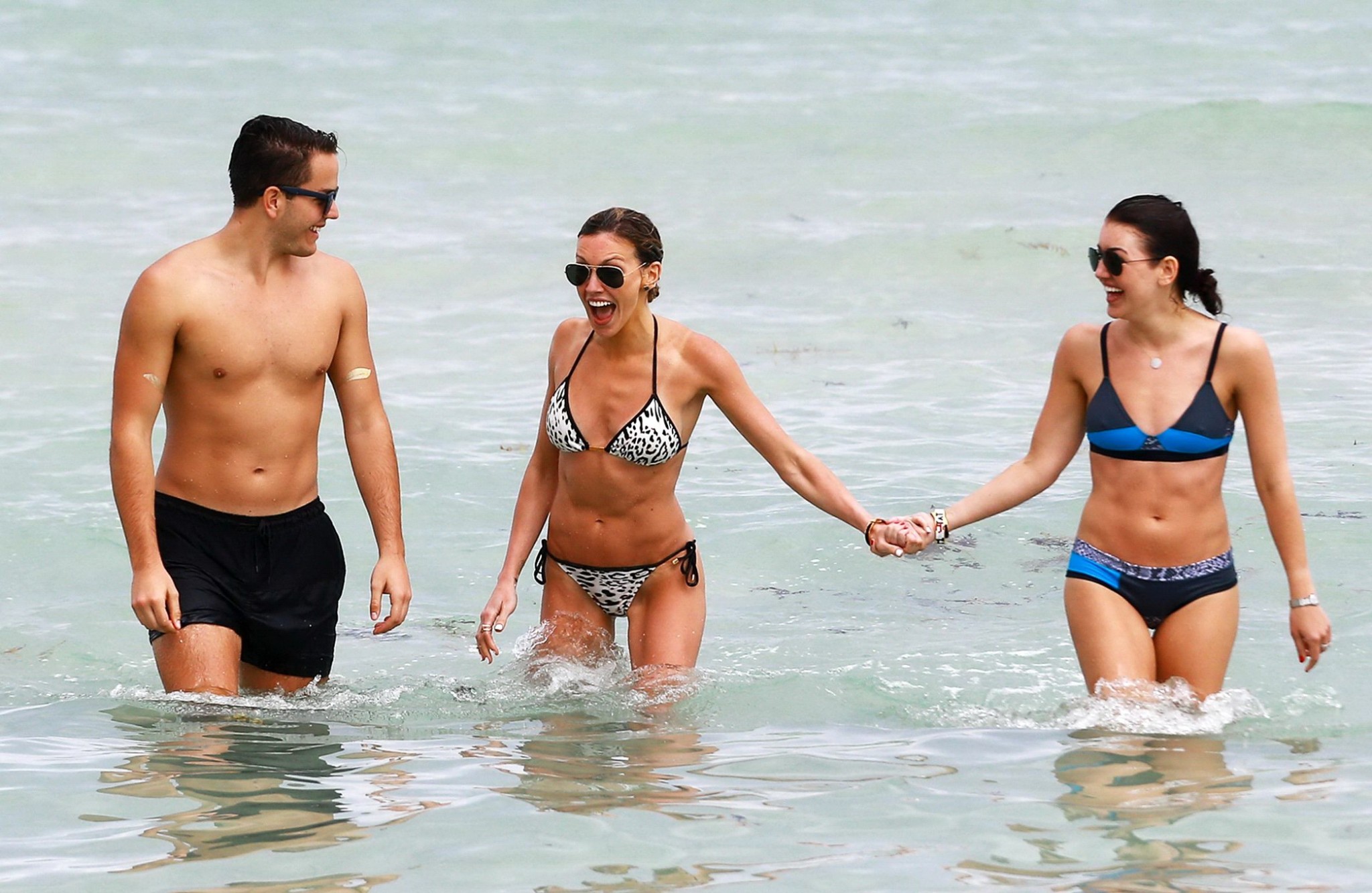 Katie cassidy con un bikini blanco con estampado de jaguar en una playa de miami
 #75166425