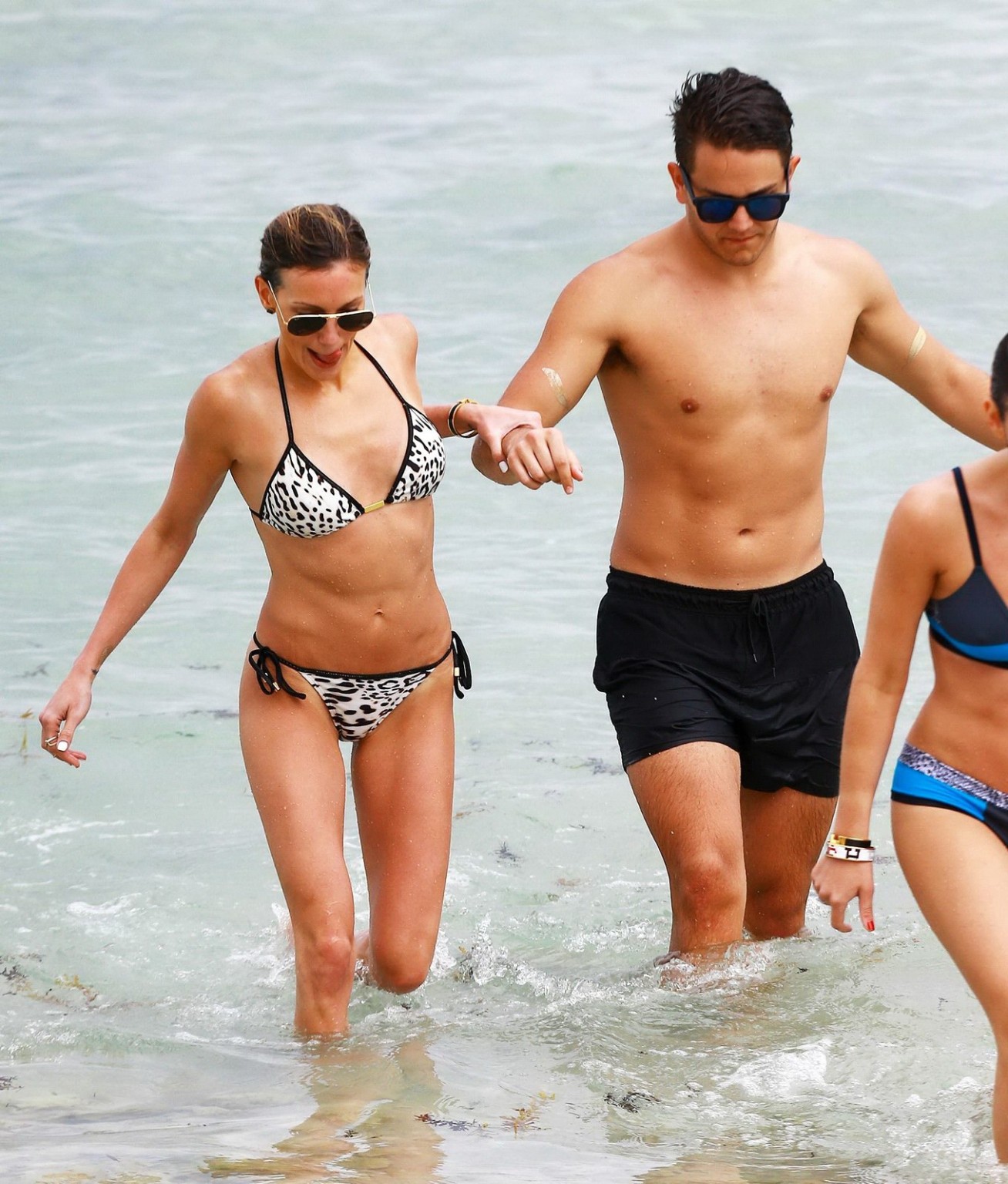 Katie cassidy con un bikini blanco con estampado de jaguar en una playa de miami
 #75166489