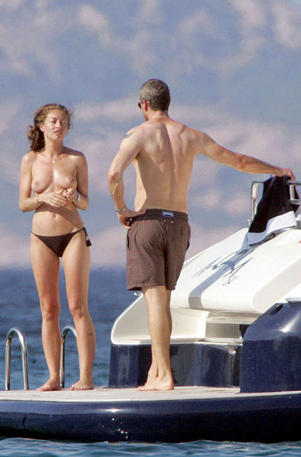 Rebecca gayheart montrant ses beaux seins sur un yacht photos paparazzi
 #75359243