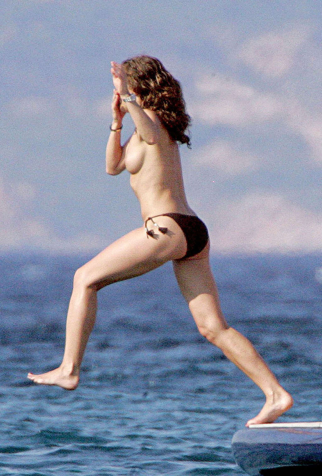 Rebecca gayheart montrant ses beaux seins sur un yacht photos paparazzi
 #75359261