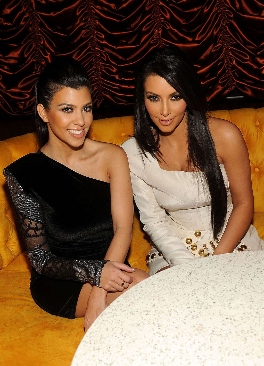 Kim Kardashian guardando busty e leggy in mini gonna bianca
 #75343343