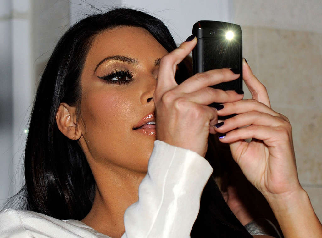Kim Kardashian sieht vollbusig und langbeinig im weißen Minirock aus
 #75343344