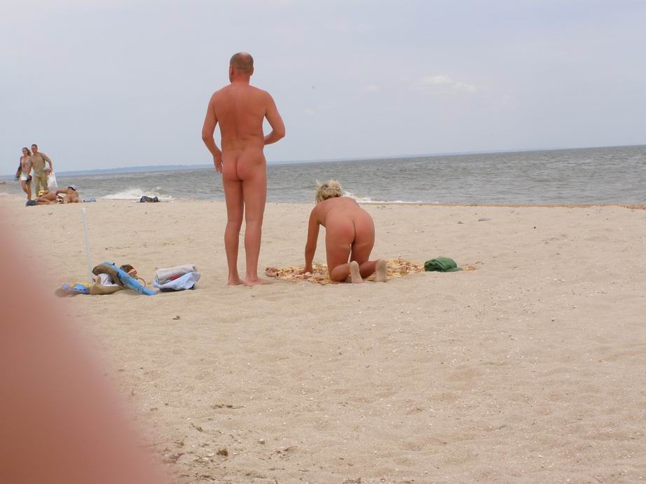 Wunderschöne Brünette Nudist Babe spielt im Wasser
 #72252752