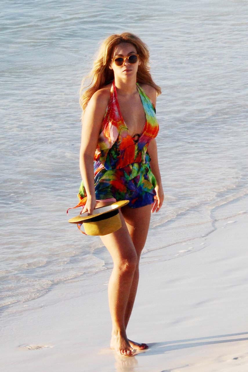 Beyonce Knowles exposing sexy body and hot ass while walking on beach #75315138