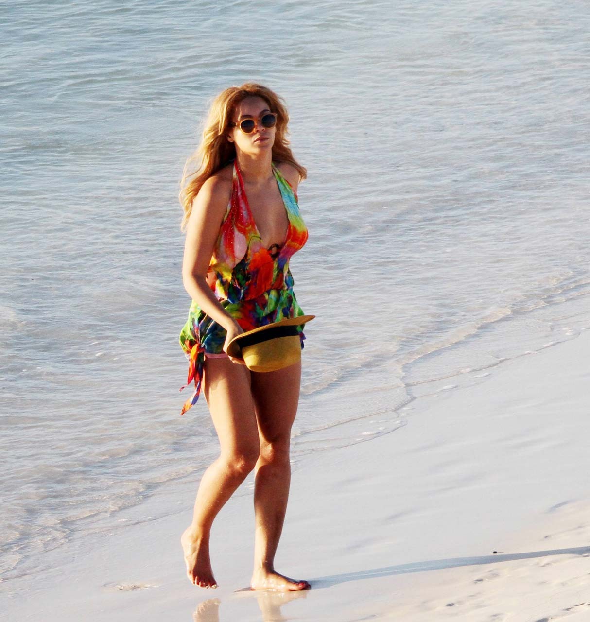 Beyonce Knowles exposing sexy body and hot ass while walking on beach #75315143