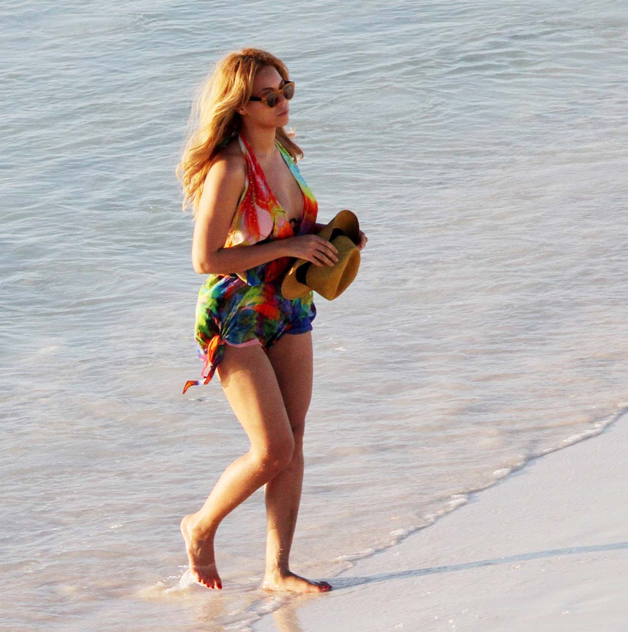 Beyonce Knowles exposing sexy body and hot ass while walking on beach #75315158