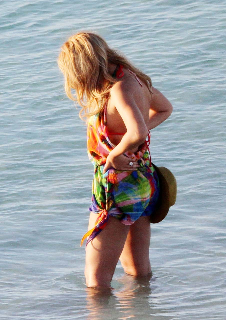 Beyonce knowles esponendo corpo sexy e culo caldo mentre cammina sulla spiaggia
 #75315167