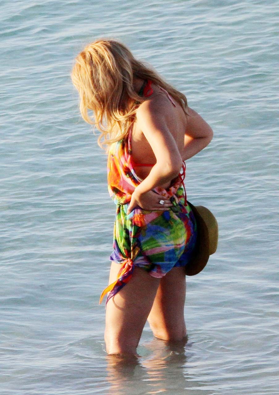 Beyonce knowles esponendo corpo sexy e culo caldo mentre cammina sulla spiaggia
 #75315192