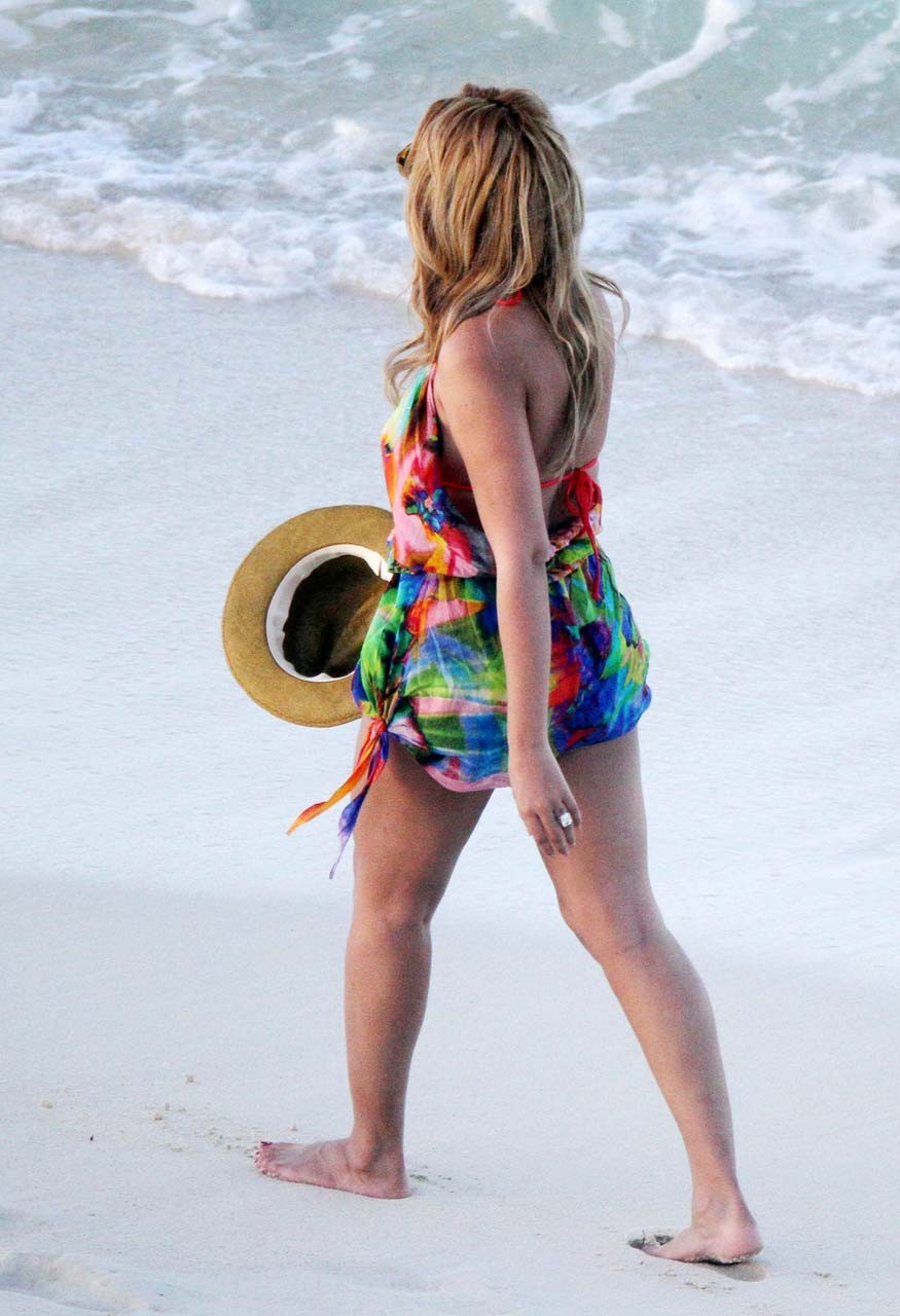 Beyonce Knowles exposing sexy body and hot ass while walking on beach #75315206