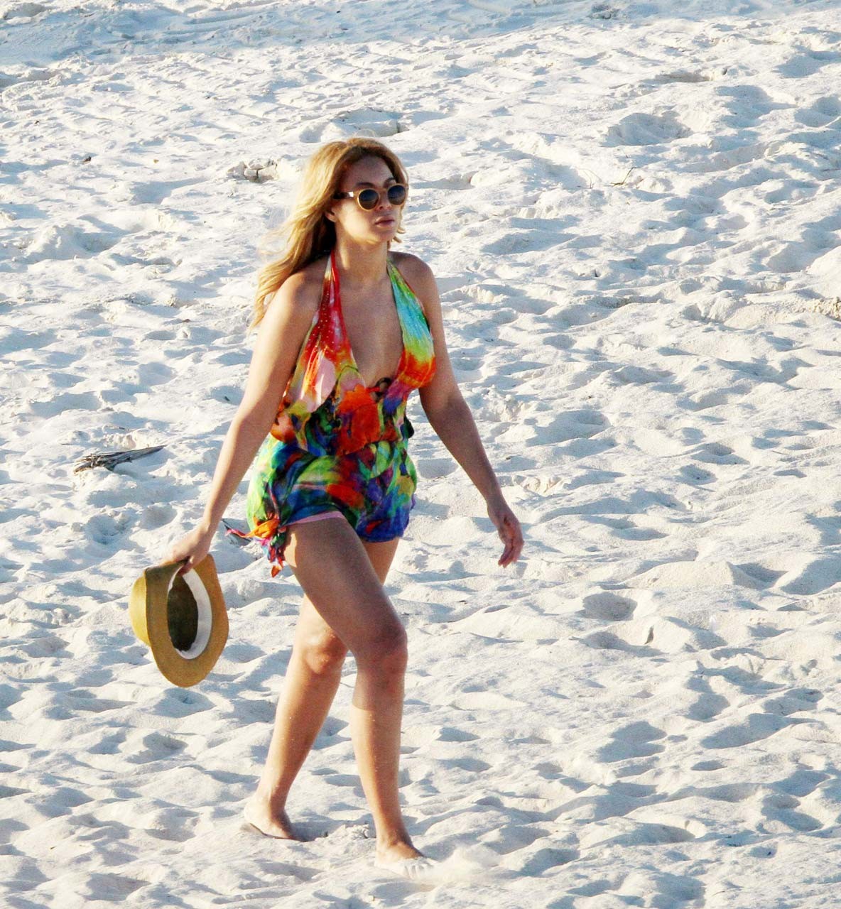 Beyonce knowlesは、ビーチで歩いている間にセクシーなボディとホットなお尻を露出する
 #75315300