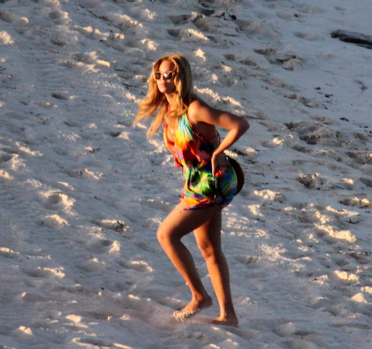 Beyonce Knowles exposing sexy body and hot ass while walking on beach #75315316