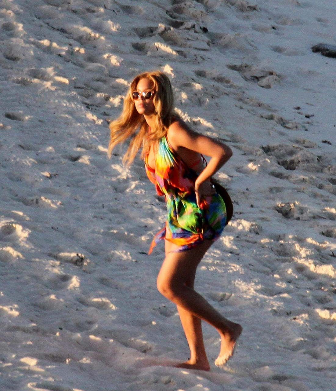 Beyonce Knowles exposing sexy body and hot ass while walking on beach #75315320