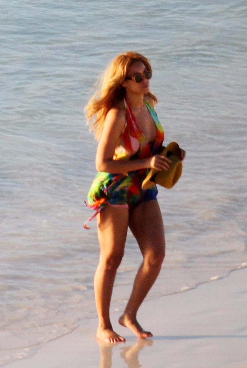 Beyonce knowles esponendo corpo sexy e culo caldo mentre cammina sulla spiaggia
 #75315326