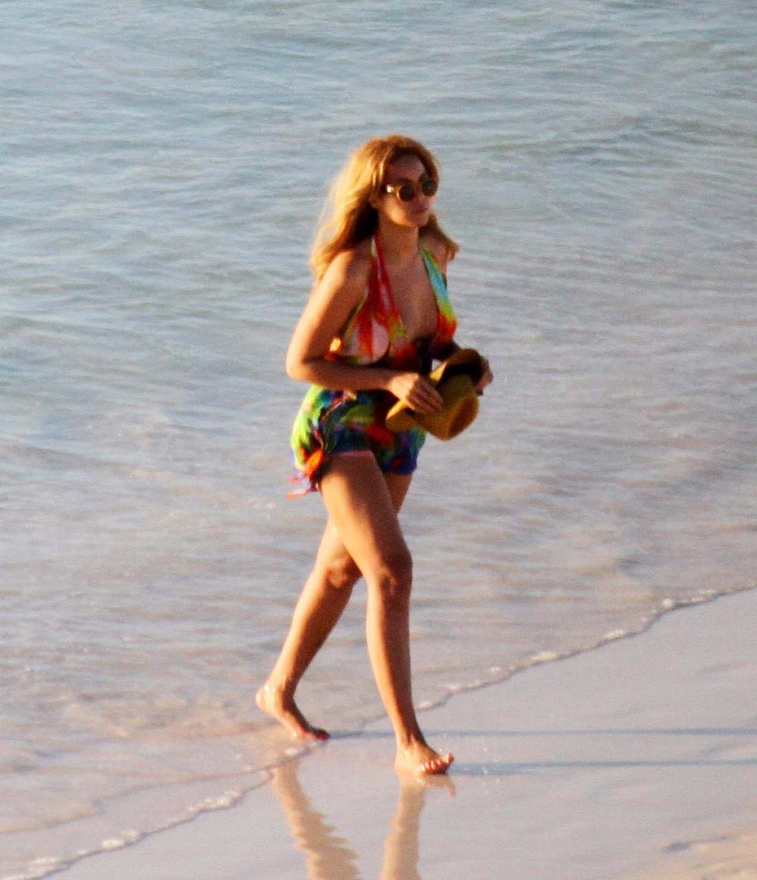 Beyonce knowles esponendo corpo sexy e culo caldo mentre cammina sulla spiaggia
 #75315332