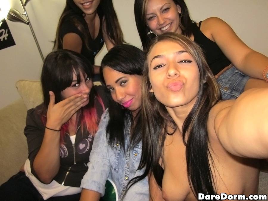 Chicas universitarias cachondas lamiéndose unas a otras en su fiesta de dormitorio
 #75708132