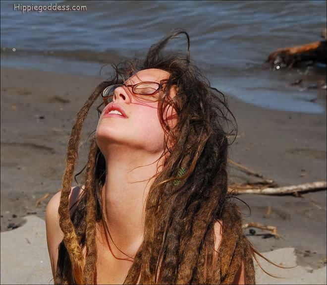 Hippie tetona y peluda con gafas retoza desnuda en la playa
 #77322262