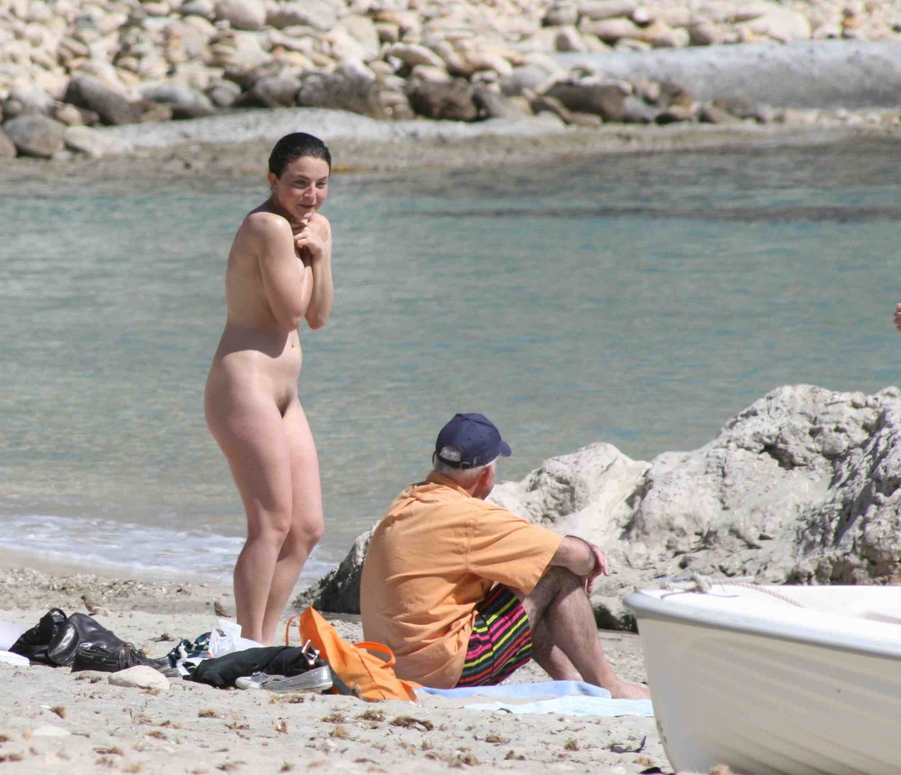 Nena caliente con grandes tetas se desnuda en la playa
 #72242682