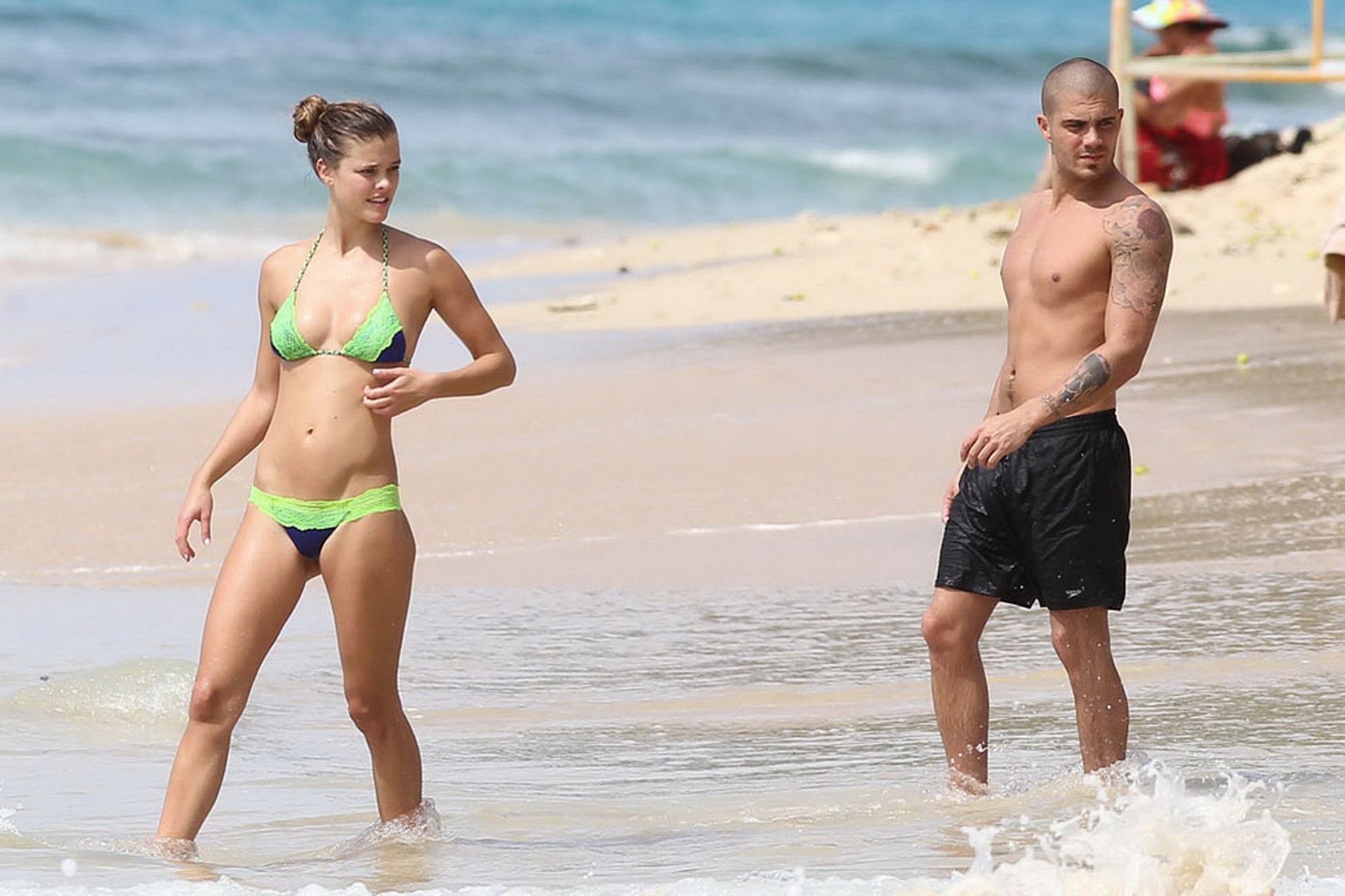 Nina agdal che mostra il suo corpo in bikini su una spiaggia alle barbados
 #75212482