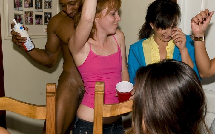 Betrunkene Amateur-Mädchen blasen Schwänze auf der privaten Party
 #71568664
