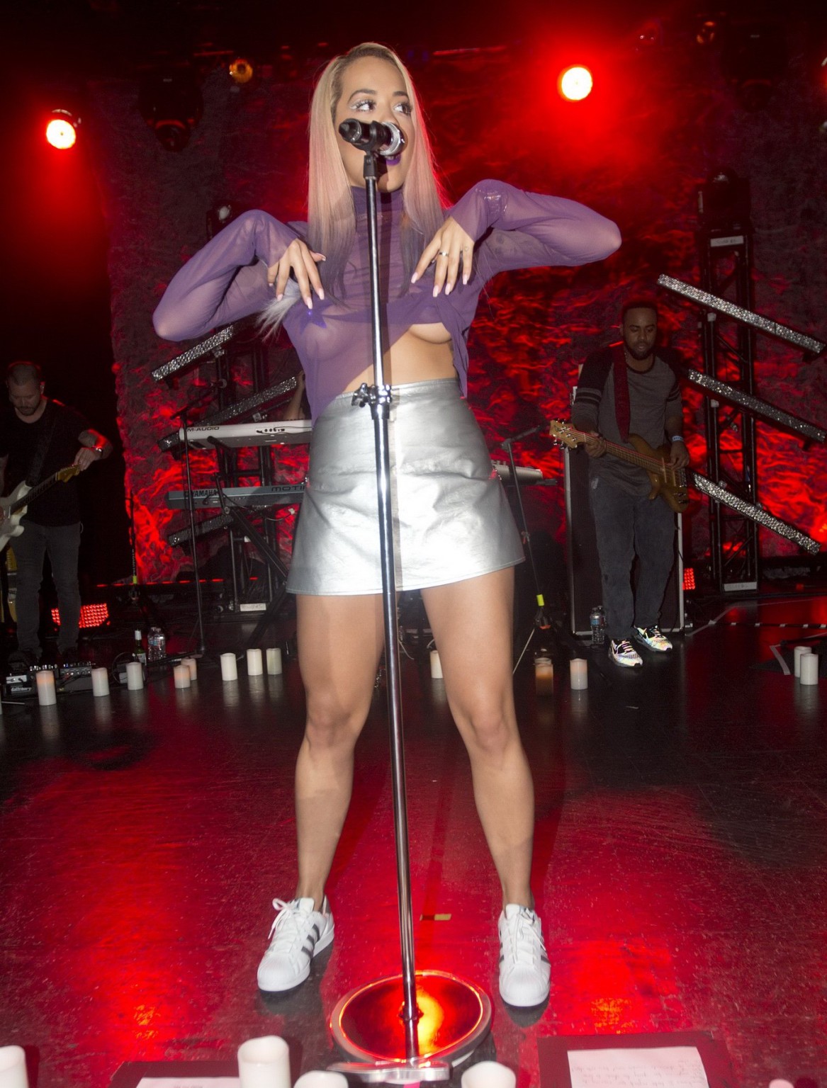 Rita Ora zeigt sich auf der Bühne in Pasties und Upskirt
 #75153971