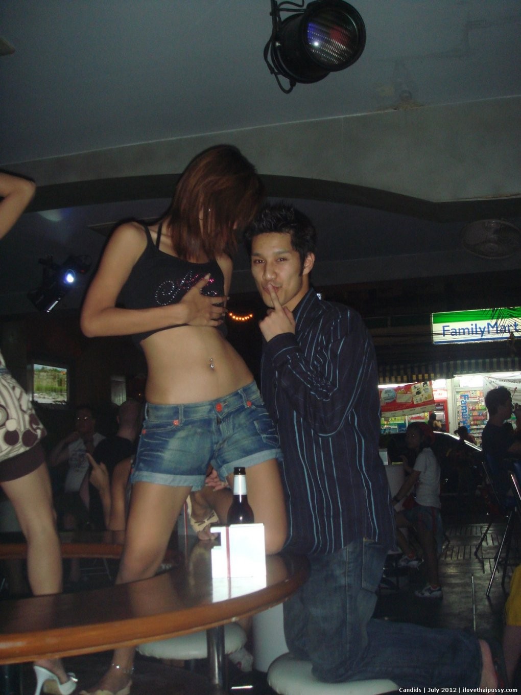 Jolie prostituée thaïlandaise baisée par un touriste sexuel, sans capote, avec une belle asiatique.
 #68089661
