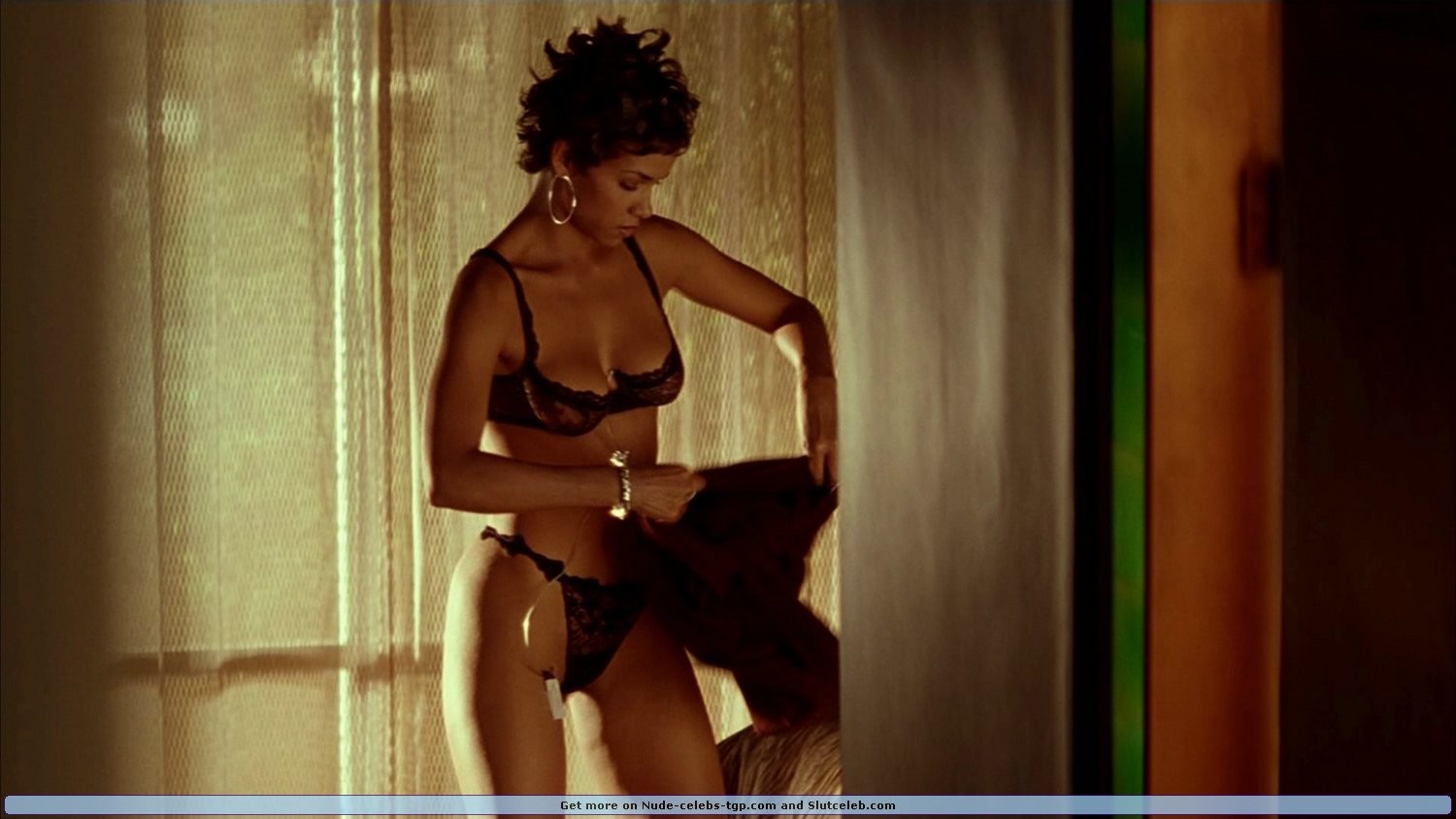 L'actrice nubienne Halle Berry en lingerie sexy et seins nus.
 #75355051