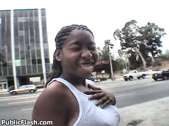 Öffentliche Flasherin entblößt spektakuläre schwarze Brüste auf der Straße
 #73436871