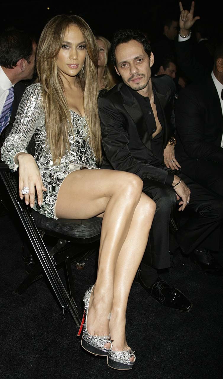Jennifer Lopez esponendo le sue belle e lunghe gambe in ultra breve mini gonna paparaz
 #75317536